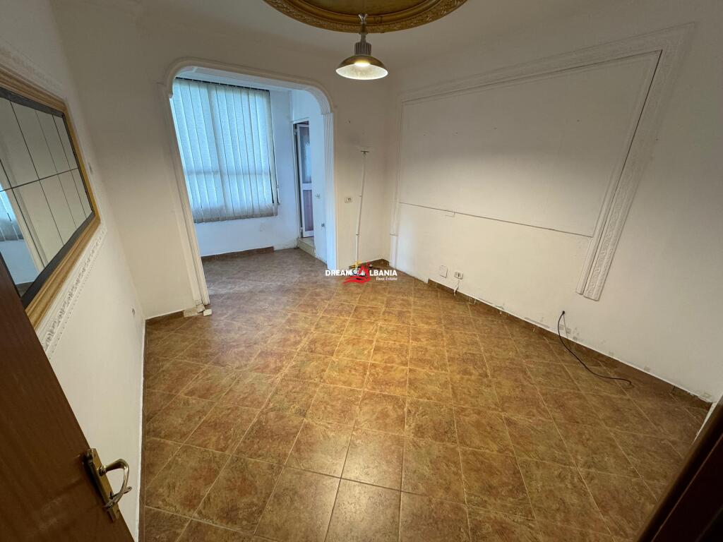 Locale in affitto con 5 sezioni vicino al Tribunale Distrettuale in Vasil Shanto, Tirana (ID 42611381)