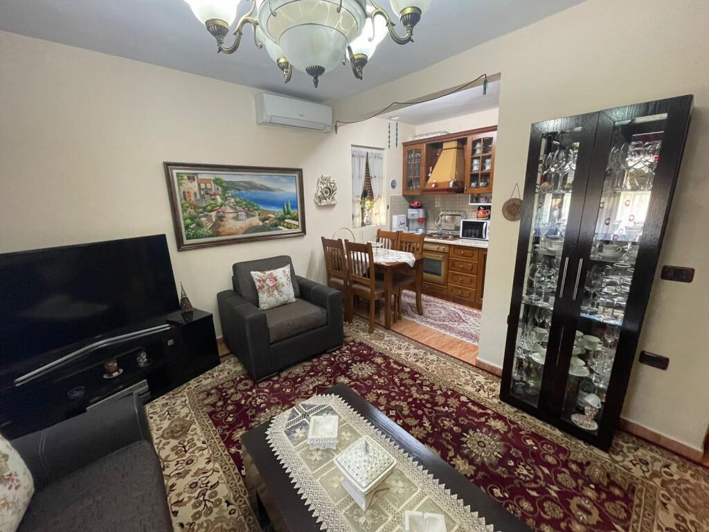 🏢A few minutes from “Avni Rustemi Square”, Tefta Tashko Koco Street, a 2+1 furnished apartment is for rent. 55,000 Lek