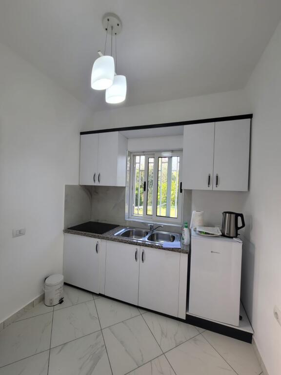 JEPET KATI 1 I NJE VILE PRIVATE PLAZH 350 EURO