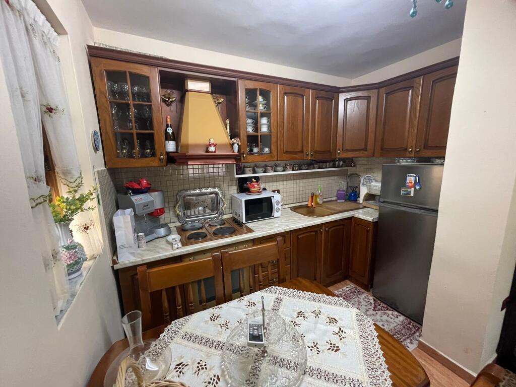 🏢A few minutes from “Avni Rustemi Square”, Tefta Tashko Koco Street, a 2+1 furnished apartment is for rent. 55,000 Lek