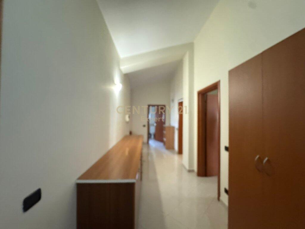 Affittiamo Villa su 4 piani in Rr. Riza Cerova, Tirana! 6.000 € /Mese