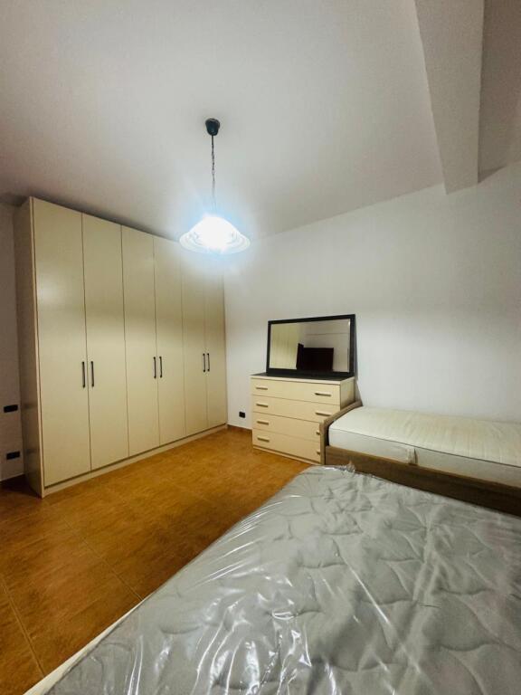 Jepet me qera Apartamenti 1+1+kuzhine , Stacioni i Trenit , prane mullirit , 550 mije leke