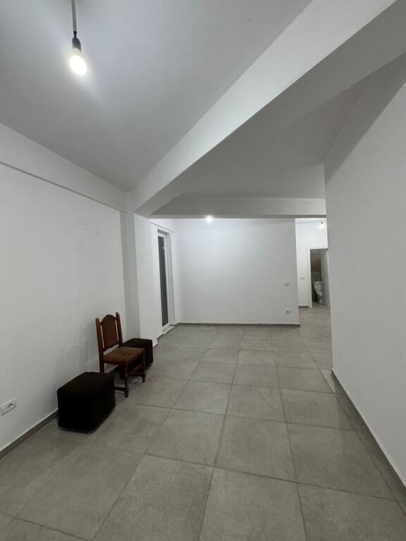 Jepet me qera Apartamenti 1+1, Rruga 5 Maj , Pallatet e Bashkise , 350 mije leke