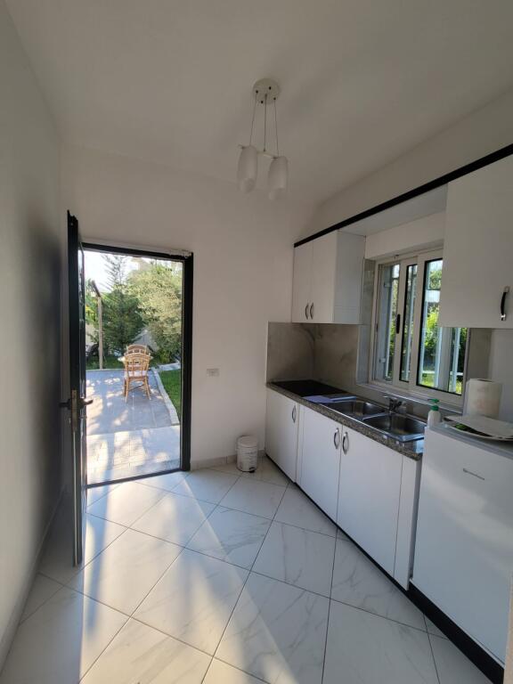 JEPET KATI 1 I NJE VILE PRIVATE PLAZH 350 EURO