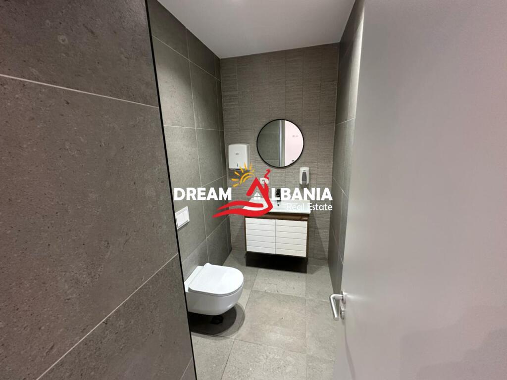 Jepet me qera ambient zyre me post parkimi ne Bulevardin Zogu i Pare prane Ministrise se Drejtesise (ID 42611379)