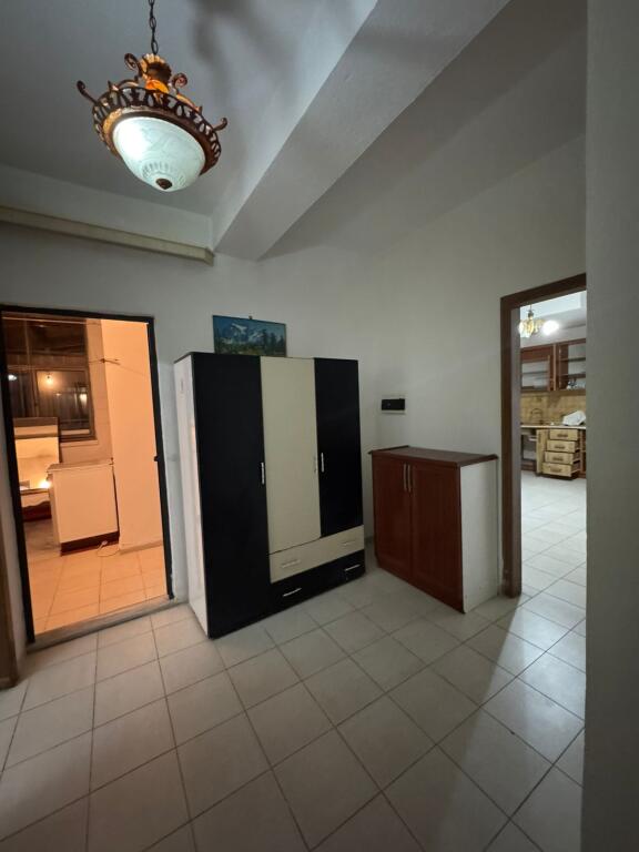 Shitet apartamenti 1+1 , (Mundesi adoptimi ne 2+1)Rruga e e Dibres , prane spitalit amerikan 2 ,ose bar Artist  Cmimi: 96 milion leke te vjetra  Ndodhet ne katin e 1 banim , pallat i ri me ashensor(Pallat i vitit 2004-2005) Ka nje siperfaqe prej 78.1m2 Organizimi: korridor, sallon+kuzhine, 1dhome gjumi, 1 tualet dhe 1 ballkon i mbyllur me vetrate  Orientim Veri-Perendim  Disponon dokumentacion te rregullt hipotekor . Mund te na kontaktoni ne: 📍Rr.Myslym Shyr, pallati49, shkalla02 ,app26, Tirana, Albania 1001