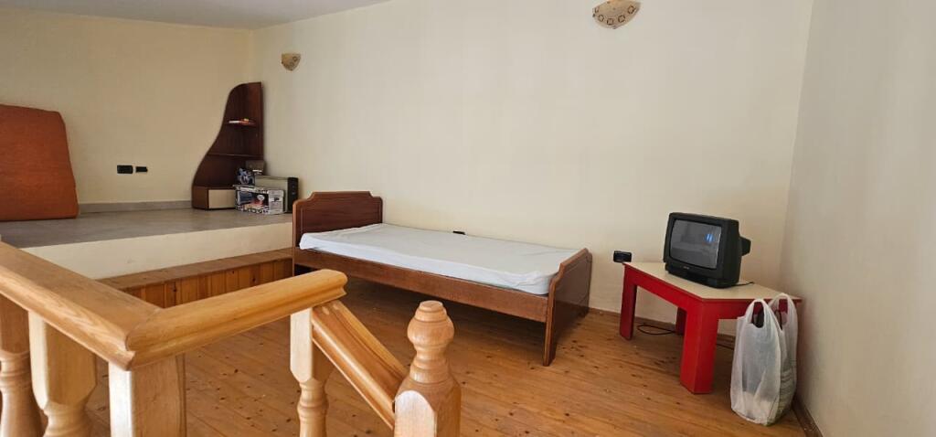 JEPET ME QIRA – 2+1+2 me verandë 200 m², Plazh “Te Tocaku”, Durrës 🏖️🏢