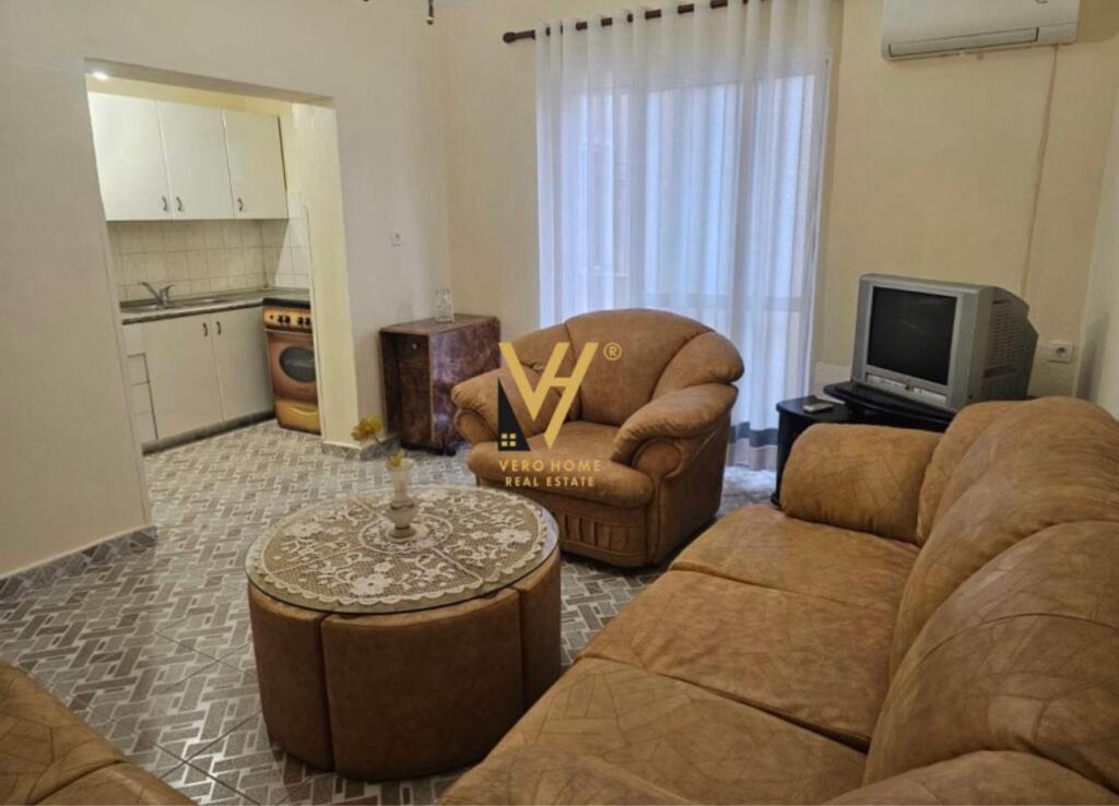 JEPET APARTAMENT 3+1 ME QIRA TE BLV ZOGU I PARE 550 EURO