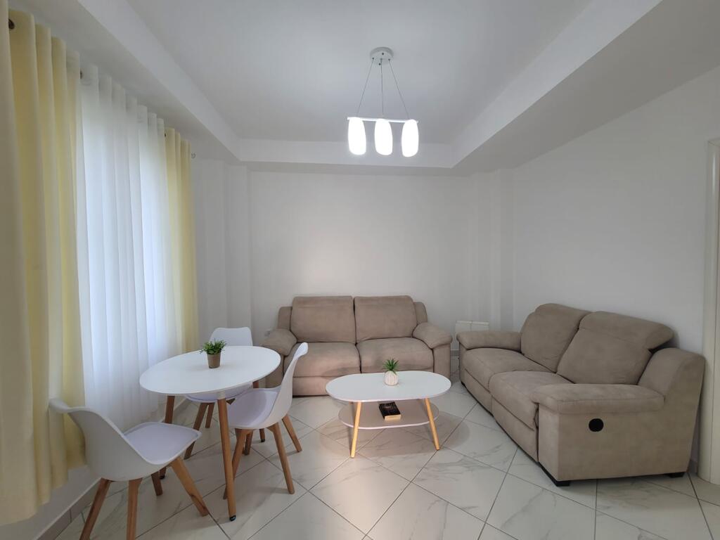 JEPET KATI 1 I NJE VILE PRIVATE PLAZH 350 EURO