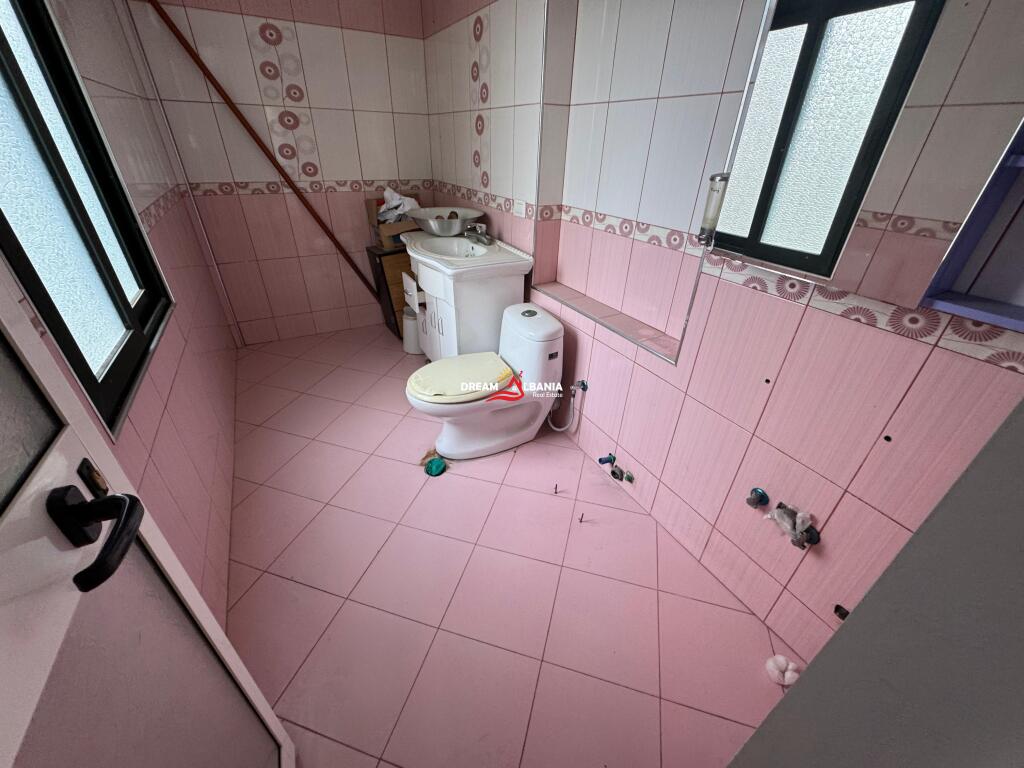 Locale in affitto con 5 sezioni vicino al Tribunale Distrettuale in Vasil Shanto, Tirana (ID 42611381)