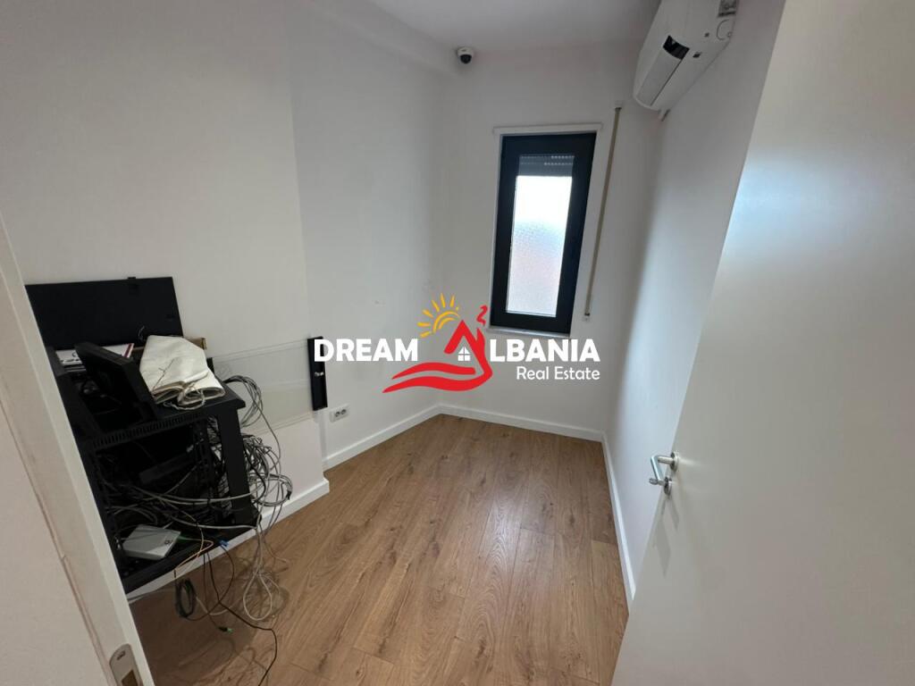 Jepet me qera ambient zyre me post parkimi ne Bulevardin Zogu i Pare prane Ministrise se Drejtesise (ID 42611379)