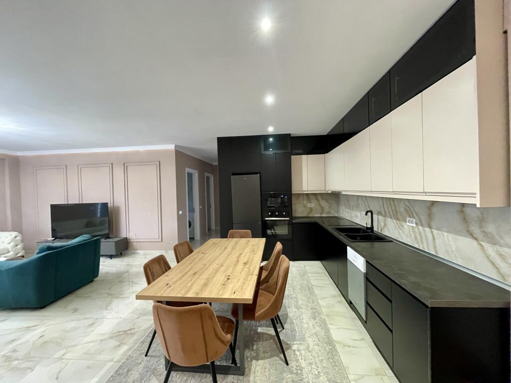 Jepet me QIRA apartament 3+1 ELITAR buzë Liqenit të Farkës