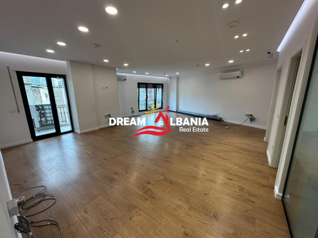 Jepet me qera ambient zyre me post parkimi ne Bulevardin Zogu i Pare prane Ministrise se Drejtesise (ID 42611379)