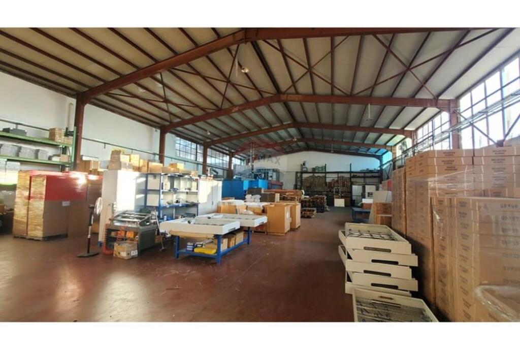 Magazzino in vendita sull'autostrada Tirana-Durazzo