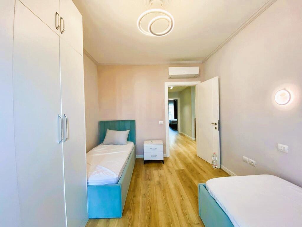 NE KOMUNEN E PARISIT JAPIM APARTAMENT 2+1+2+POST PARKIMI ME QIRA !