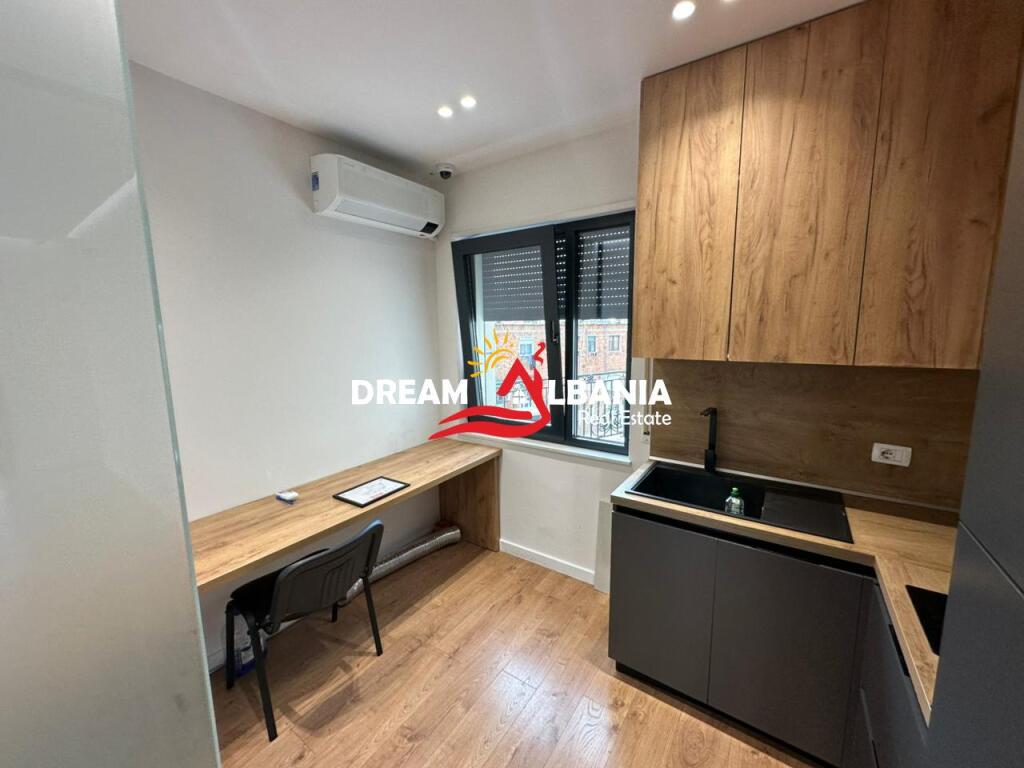 Jepet me qera ambient zyre me post parkimi ne Bulevardin Zogu i Pare prane Ministrise se Drejtesise (ID 42611379)