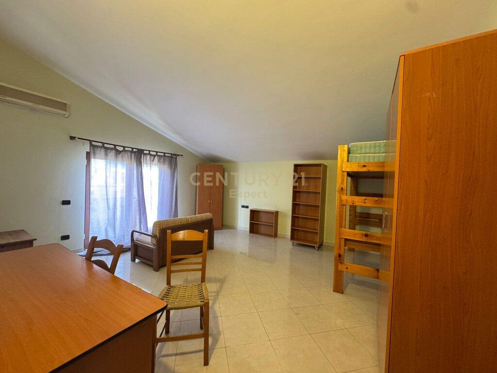 Affittiamo villa su 4 piani in Via Riza Cerova, Tirana!