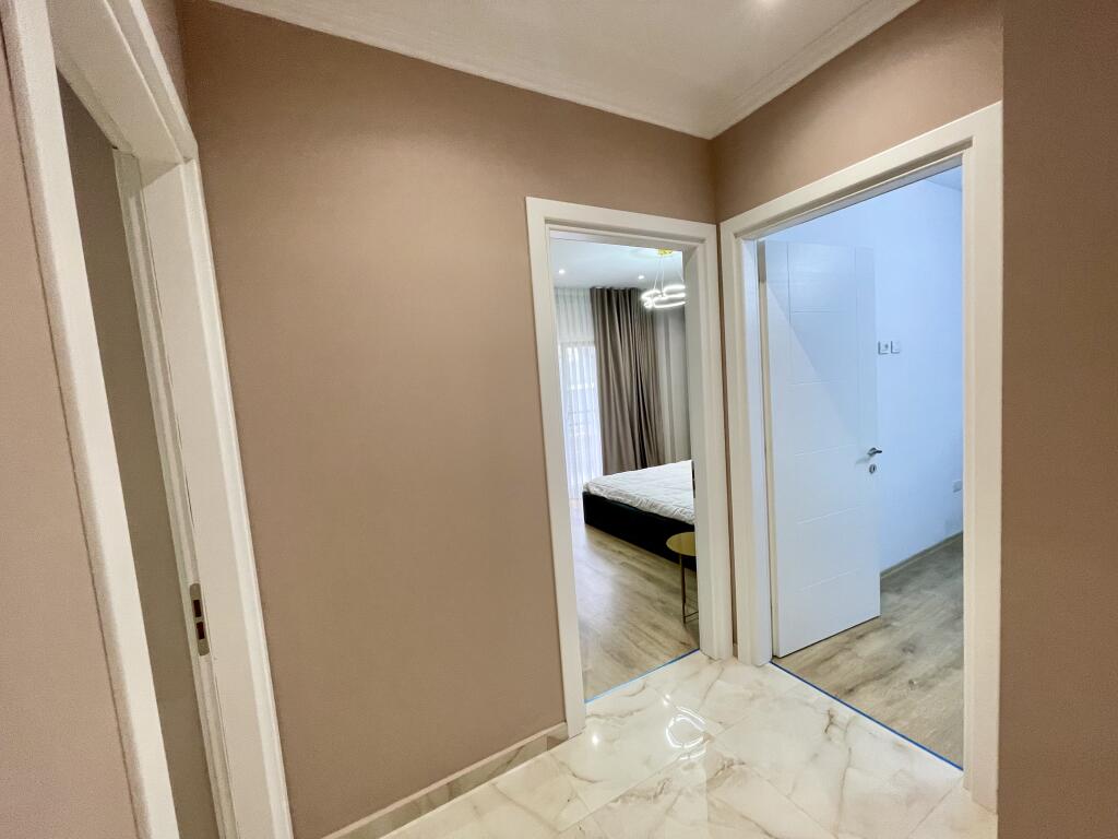 Jepet me QIRA apartament 3+1 ELITAR buzë Liqenit të Farkës