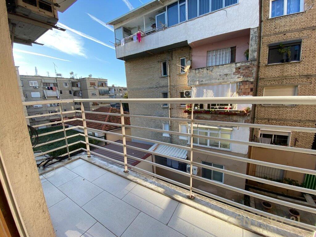 🏠 SHITET APARTAMENT 1+1+DEPO – ALI DEMI, BUZË RRUGËS KRYESORE