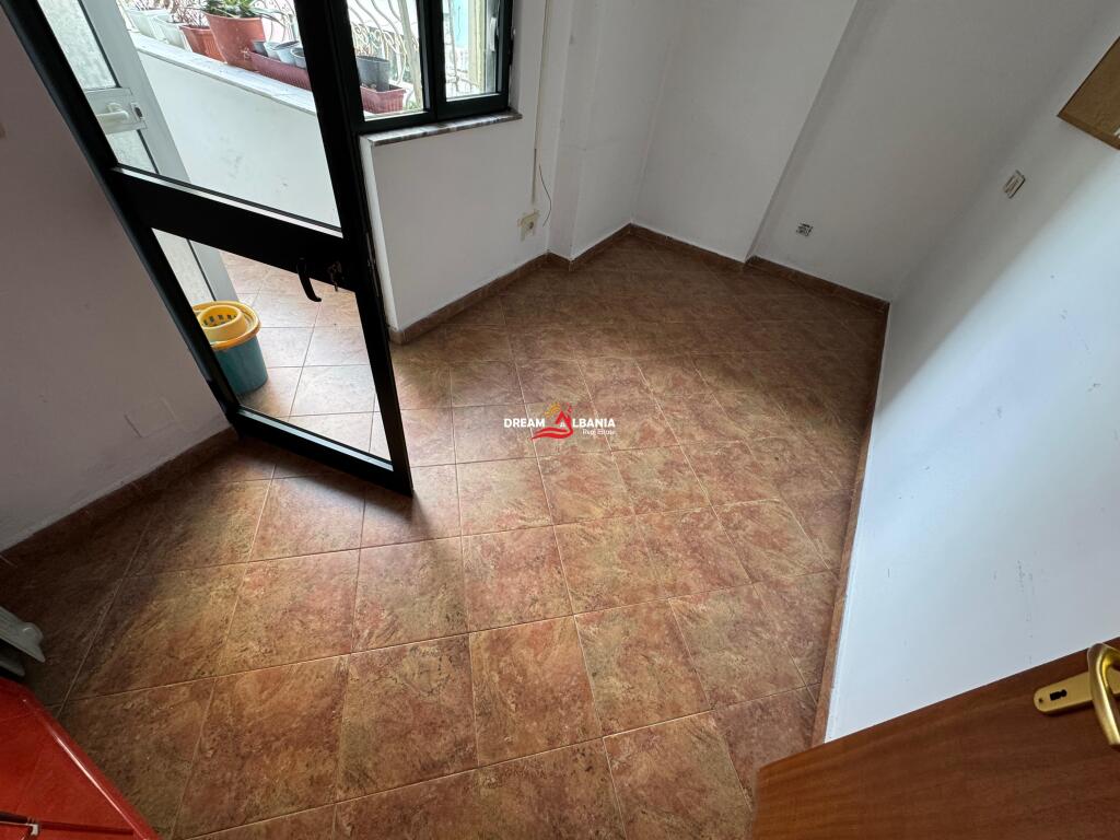 Locale in affitto con 5 sezioni vicino al Tribunale Distrettuale in Vasil Shanto, Tirana (ID 42611381)