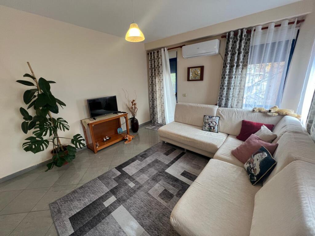 APARTAMENT 3+1 +2 PER QERA  PRAPA SHKOLLES GJERGJ KASTRIOTI.