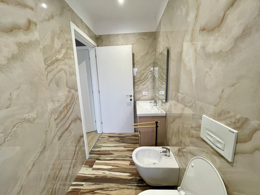 Jepet me QIRA apartament 3+1 ELITAR buzë Liqenit të Farkës