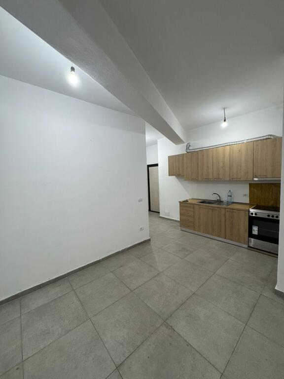 Jepet me qera Apartamenti 1+1, Rruga 5 Maj , Pallatet e Bashkise , 350 mije leke