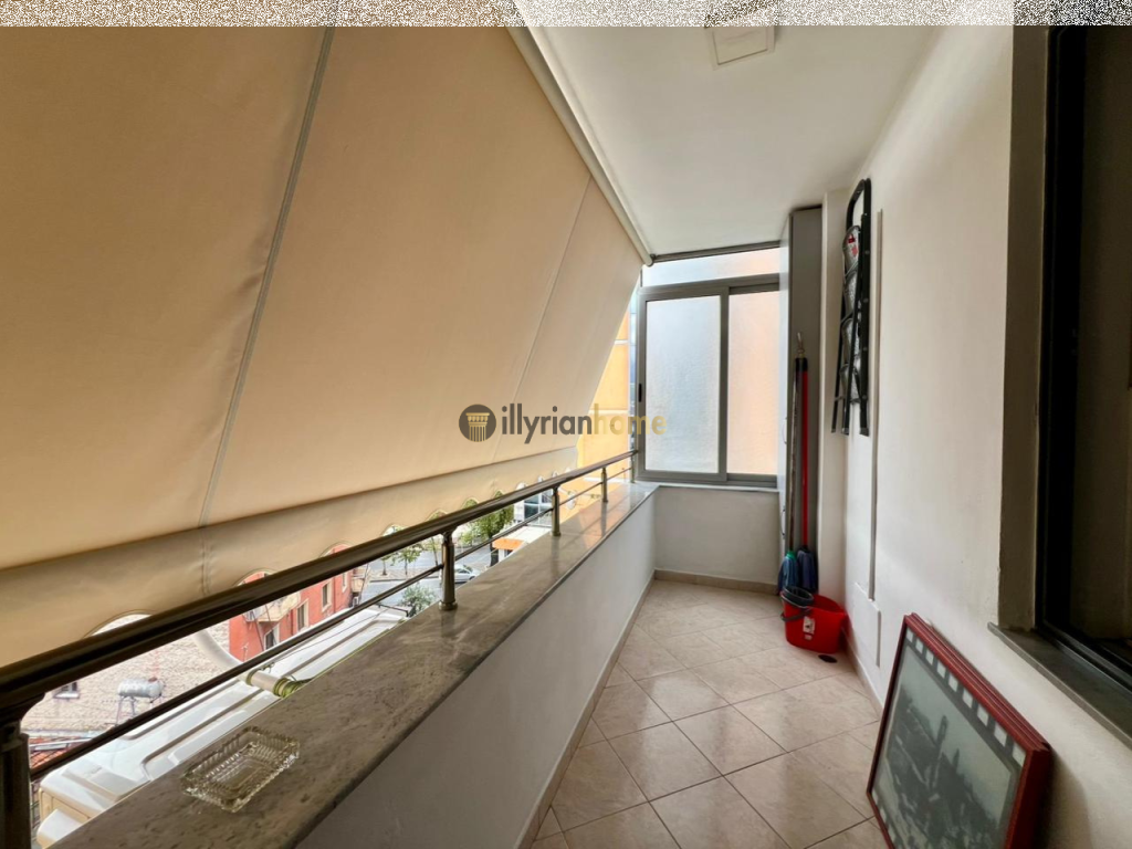 Jepet me Qira Apartament 2+1+2 Tualete, përballë “Toptani Center”, Tiranë