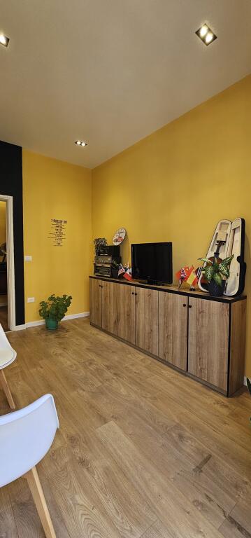 Zyre me qera per , ekonomist, jurist etj