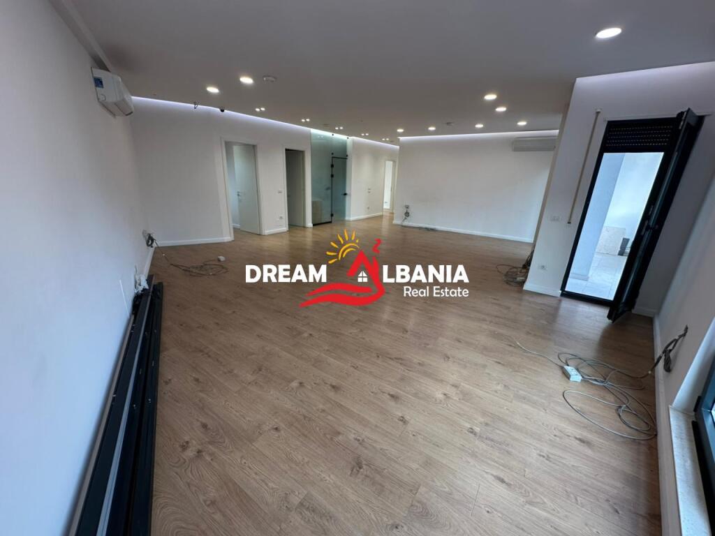 Jepet me qera ambient zyre me post parkimi ne Bulevardin Zogu i Pare prane Ministrise se Drejtesise (ID 42611379)