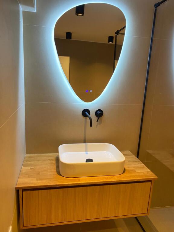 🏠Pak minuta larg Ish Tregut Elektrik,Rr.Bajram Allaraj,jepet me qera kati i I-re i nje vile,2+1,i sapo mobiluar 700Euro