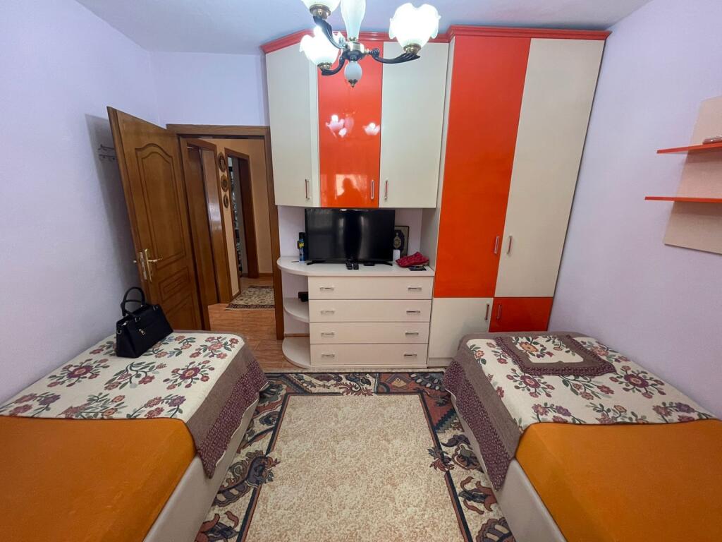 🏢A few minutes from “Avni Rustemi Square”, Tefta Tashko Koco Street, a 2+1 furnished apartment is for rent. 55,000 Lek