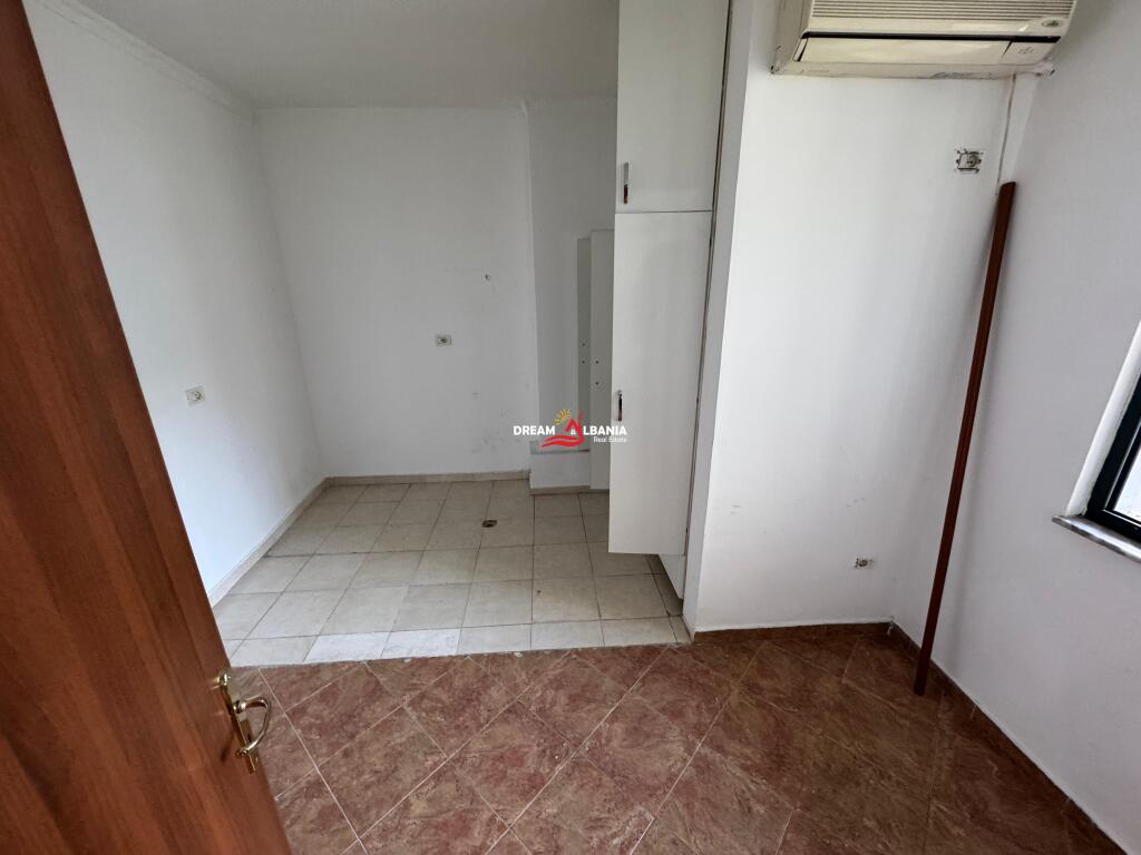 Locale in affitto con 5 sezioni vicino al Tribunale Distrettuale in Vasil Shanto, Tirana (ID 42611381)