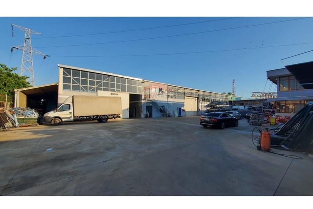 Magazzino in vendita sull'autostrada Tirana-Durazzo