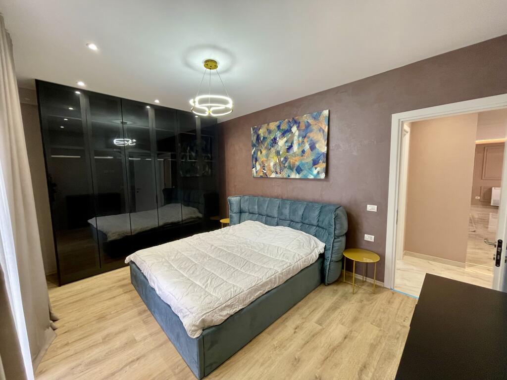 Jepet me QIRA apartament 3+1 ELITAR buzë Liqenit të Farkës