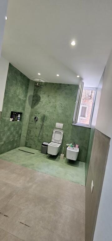 Zyre me qera per , ekonomist, jurist etj