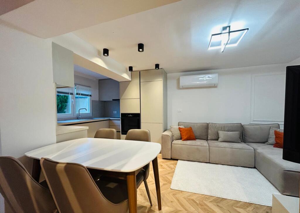 🏠Pak minuta larg Ish Tregut Elektrik,Rr.Bajram Allaraj,jepet me qera kati i I-re i nje vile,2+1,i sapo mobiluar 700Euro