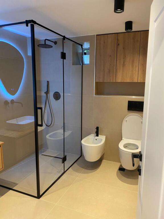 🏠Pak minuta larg Ish Tregut Elektrik,Rr.Bajram Allaraj,jepet me qera kati i I-re i nje vile,2+1,i sapo mobiluar 700Euro