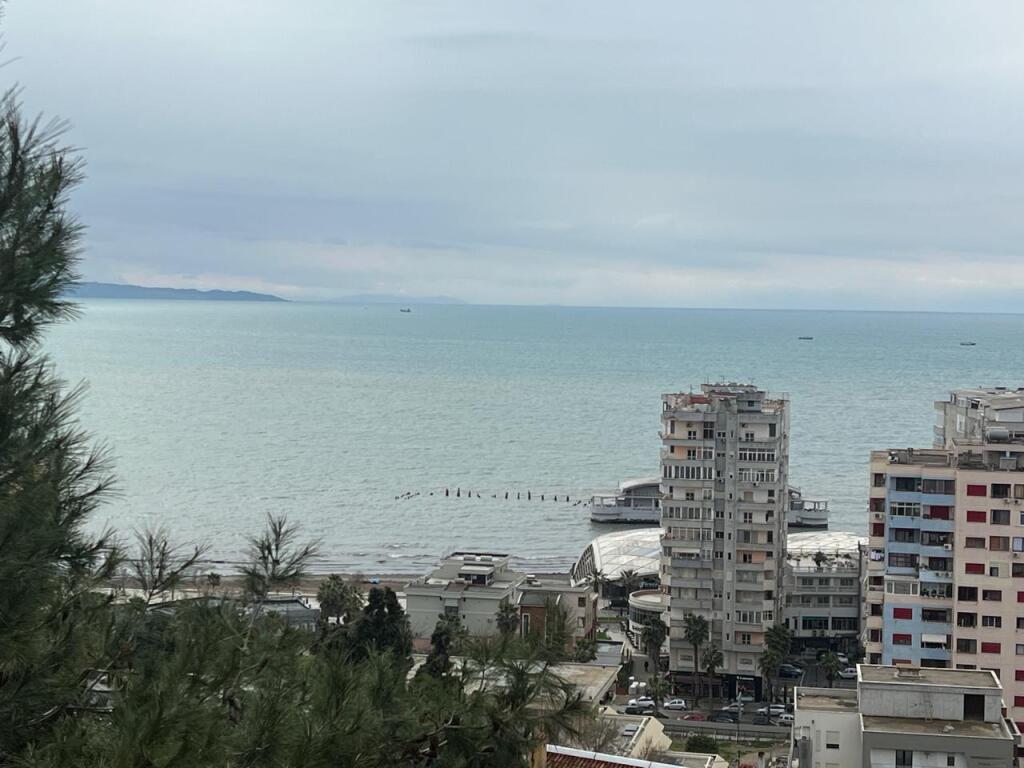 APARTAMENT 3+1 +2 PER QERA  PRAPA SHKOLLES GJERGJ KASTRIOTI.