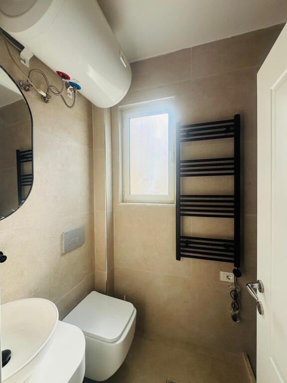 Jepet me qera Apartamenti 1+1+kuzhine , Stacioni i Trenit , prane mullirit , 550 mije leke