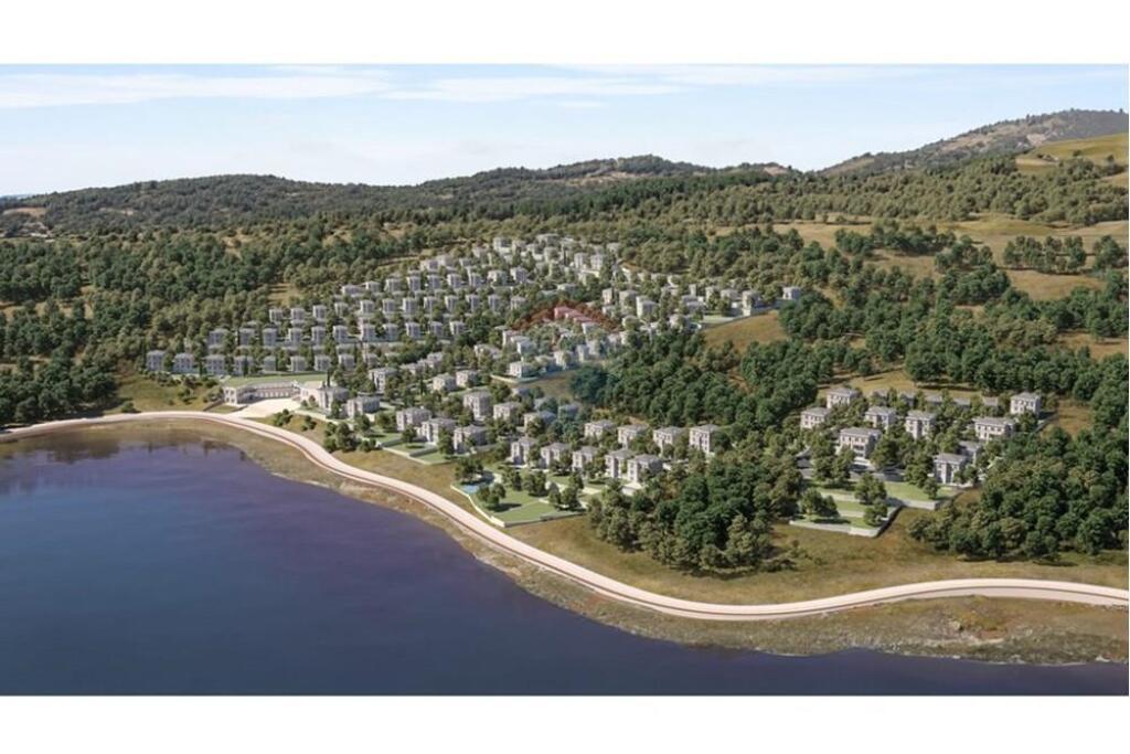 COLLINE ONDULATE VICINO AL LAGO, VENDIAMO VILLE INDIVIDUALI