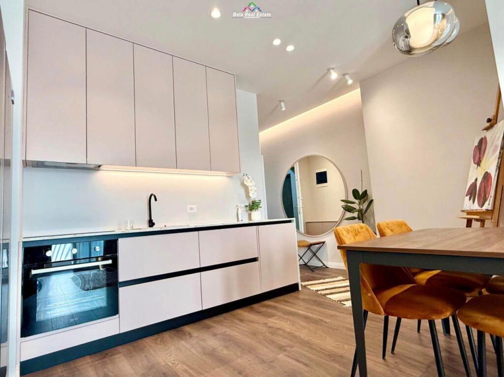 Apartament Me Qera 2+1 Tek Komuna e Parisit (ID B2201512) Tirane