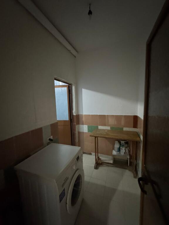 Shitet apartamenti 1+1 , (Mundesi adoptimi ne 2+1)Rruga e e Dibres , prane spitalit amerikan 2 ,ose bar Artist  Cmimi: 96 milion leke te vjetra  Ndodhet ne katin e 1 banim , pallat i ri me ashensor(Pallat i vitit 2004-2005) Ka nje siperfaqe prej 78.1m2 Organizimi: korridor, sallon+kuzhine, 1dhome gjumi, 1 tualet dhe 1 ballkon i mbyllur me vetrate  Orientim Veri-Perendim  Disponon dokumentacion te rregullt hipotekor . Mund te na kontaktoni ne: 📍Rr.Myslym Shyr, pallati49, shkalla02 ,app26, Tirana, Albania 1001