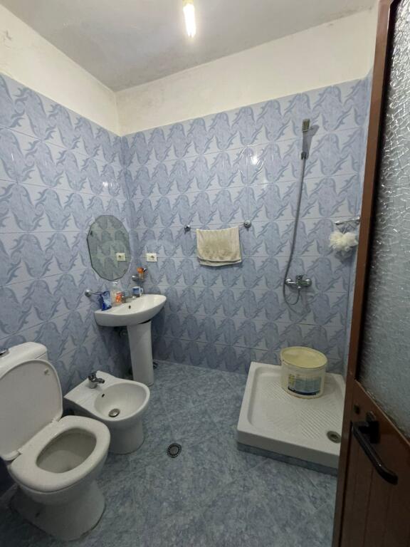 Shitet apartamenti 1+1 , (Mundesi adoptimi ne 2+1)Rruga e e Dibres , prane spitalit amerikan 2 ,ose bar Artist  Cmimi: 96 milion leke te vjetra  Ndodhet ne katin e 1 banim , pallat i ri me ashensor(Pallat i vitit 2004-2005) Ka nje siperfaqe prej 78.1m2 Organizimi: korridor, sallon+kuzhine, 1dhome gjumi, 1 tualet dhe 1 ballkon i mbyllur me vetrate  Orientim Veri-Perendim  Disponon dokumentacion te rregullt hipotekor . Mund te na kontaktoni ne: 📍Rr.Myslym Shyr, pallati49, shkalla02 ,app26, Tirana, Albania 1001