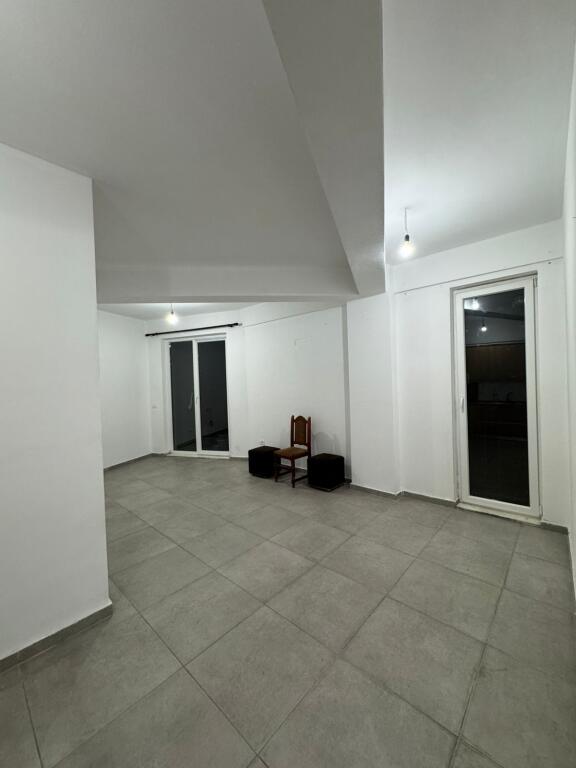 Jepet me qera Apartamenti 1+1, Rruga 5 Maj , Pallatet e Bashkise , 350 mije leke