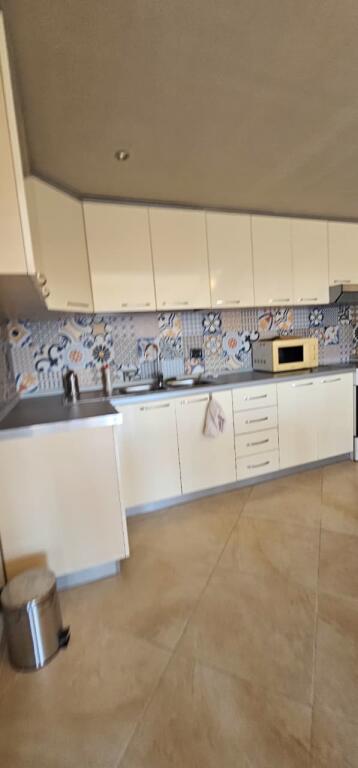 JEPET ME QIRA – 2+1+2 me verandë 200 m², Plazh “Te Tocaku”, Durrës 🏖️🏢