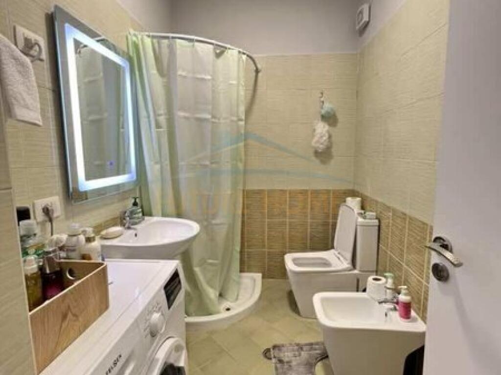 vendesi appartamento 1+1 vicino alla rotonda nella zona di Unaza e Re