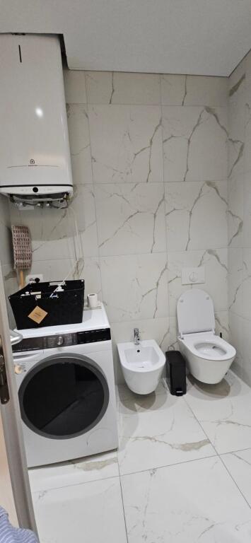 🏢Via Jordan Misja, vicino al Collegio Universitario Beder, affittasi appartamento 2+1+2+posto auto, appena arredato 90.000 Leke