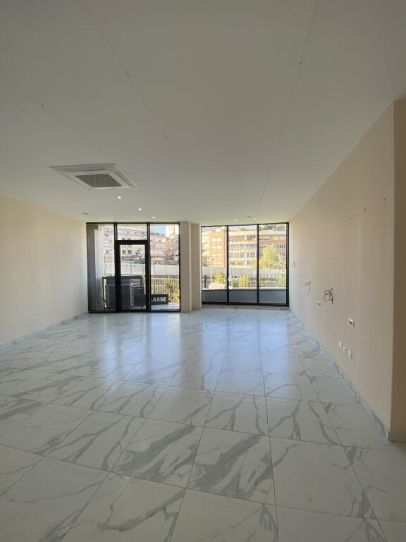 Ambjent biznesi ,per zyra te lake view liqeni,900 euro