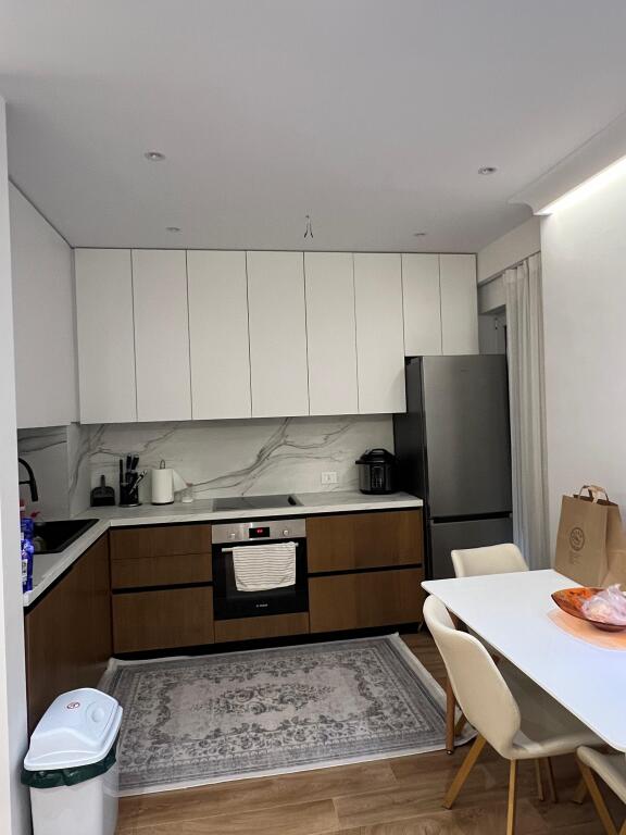 Jepet me qera apartament 1+1 + ( Post-Parkimi ) ne Xhamllik     